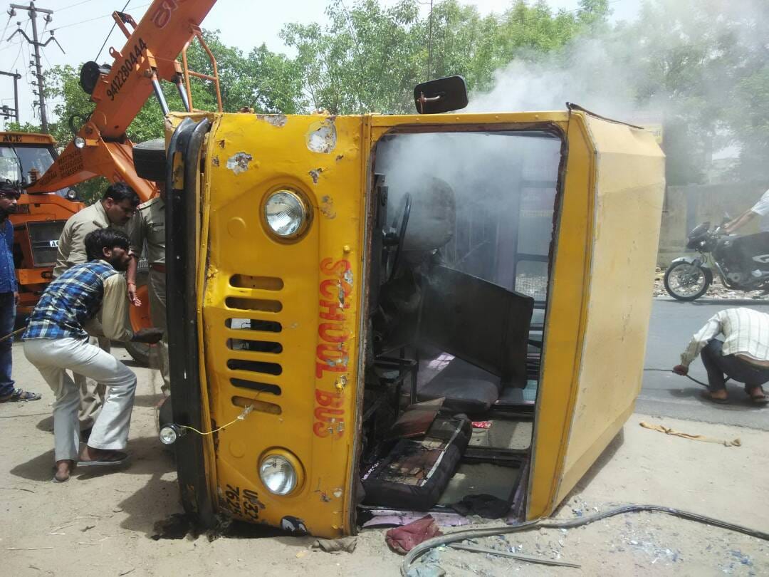 school bus fallen in mathura, 20 student injured