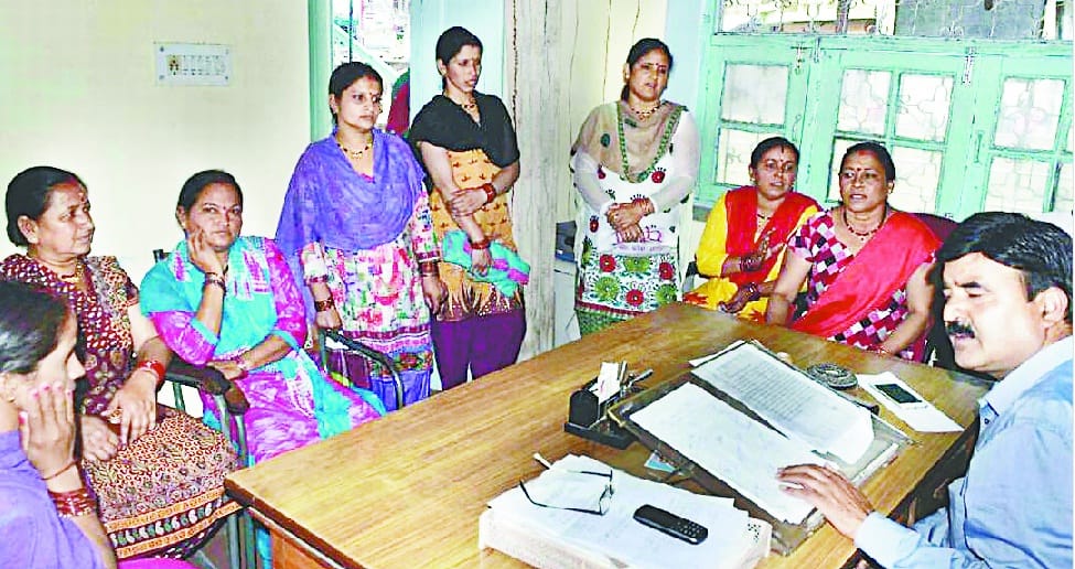 Mandalsera women protested against drinking water crisis