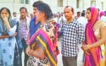 सेवानिवृत्त शिक्षक के शव को लेने पहुंचीं दो पत्नियां