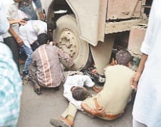 truck ke pahihe ke neeche fansa bike sawar