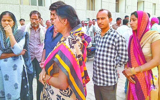 Confilict between two wifes for husband's dead body
