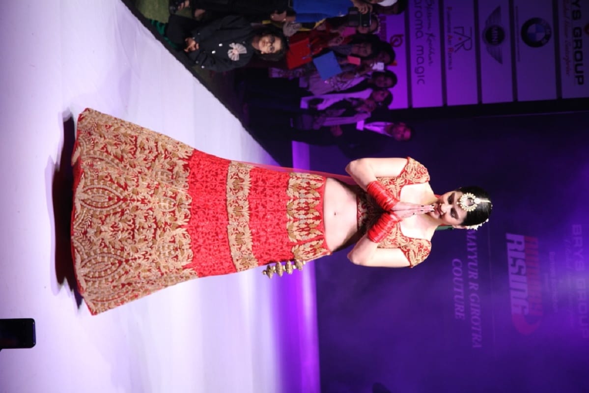 sunny leone looks beautiful in traditional dress