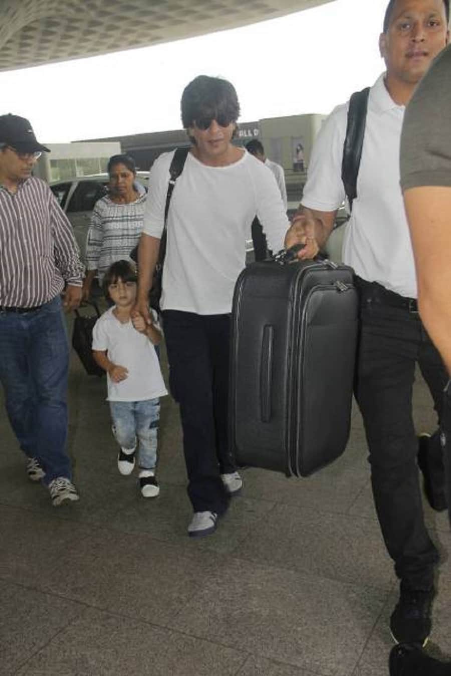 shahrukh khan missed flight while going to kolkata with abram and aryan