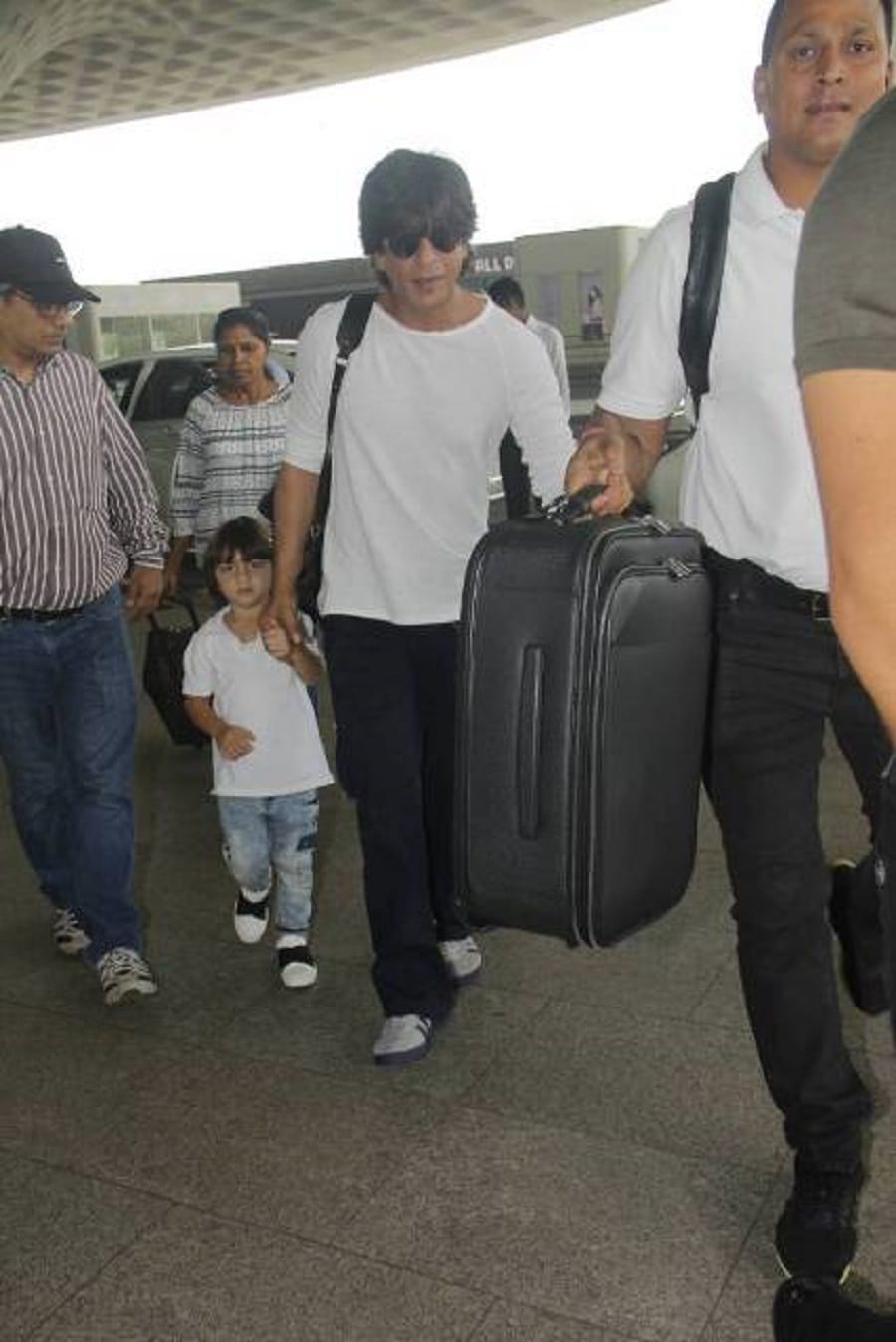 shahrukh khan missed flight while going to kolkata with abram and aryan