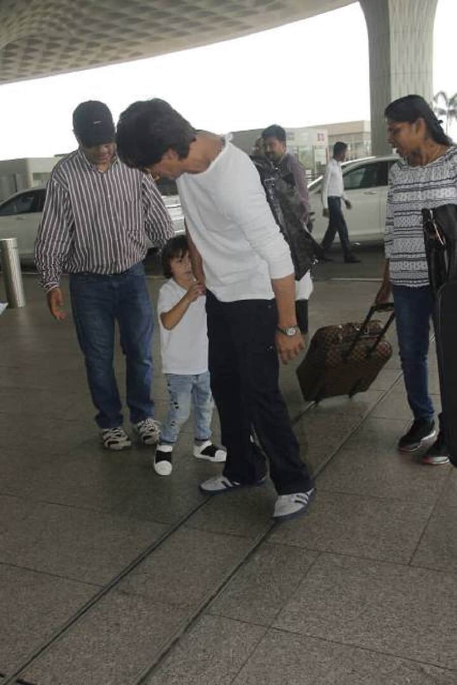 shahrukh khan missed flight while going to kolkata with abram and aryan