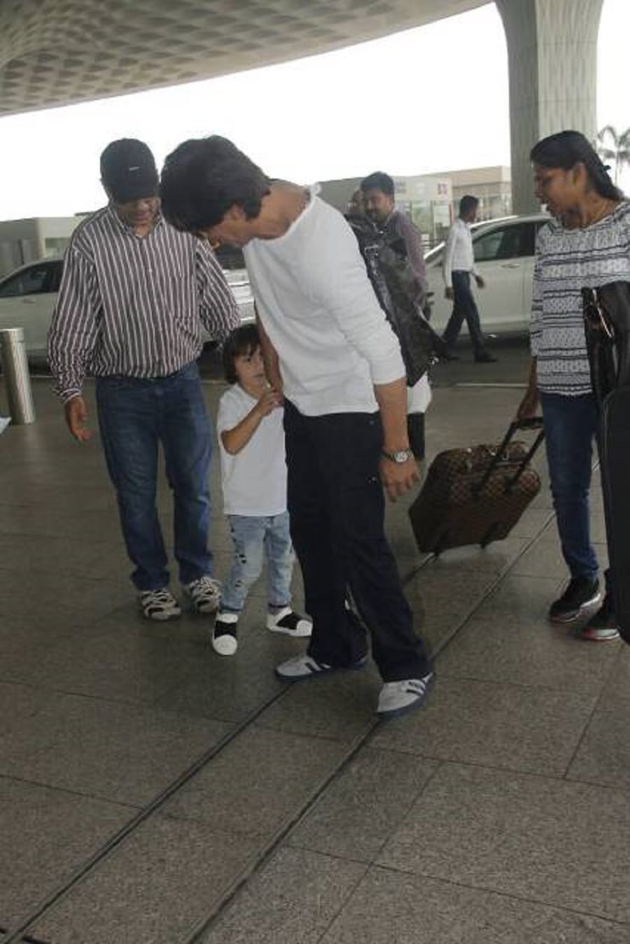 shahrukh khan missed flight while going to kolkata with abram and aryan