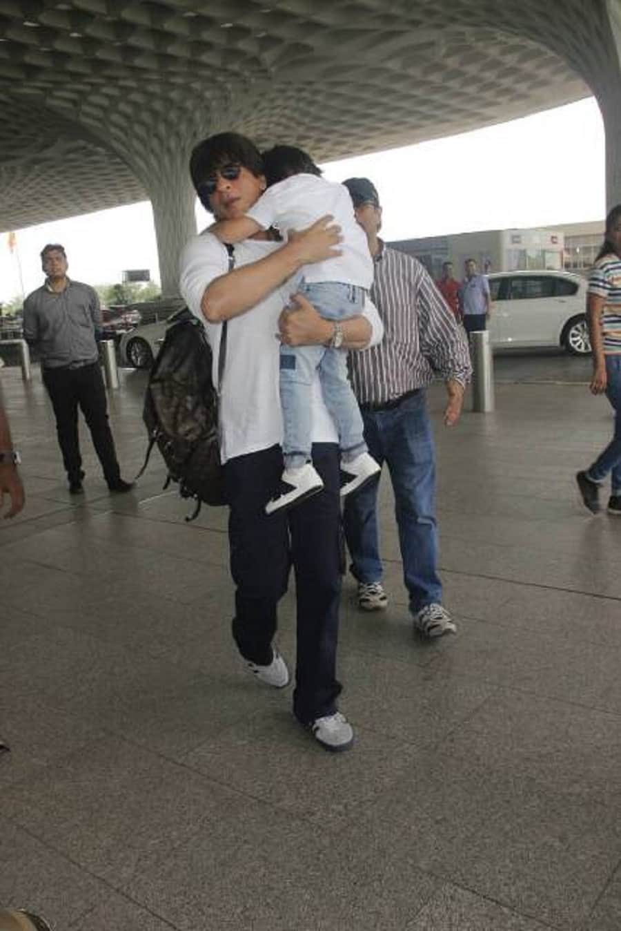 shahrukh khan missed flight while going to kolkata with abram and aryan