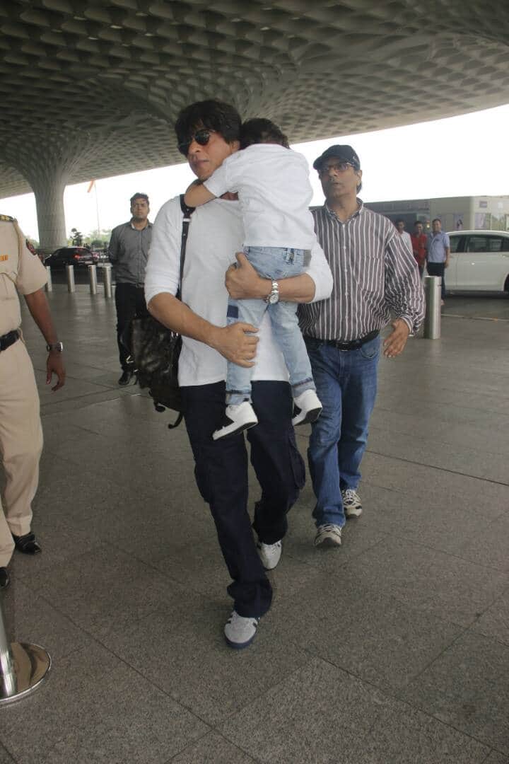 shahrukh khan missed flight while going to kolkata with abram and aryan