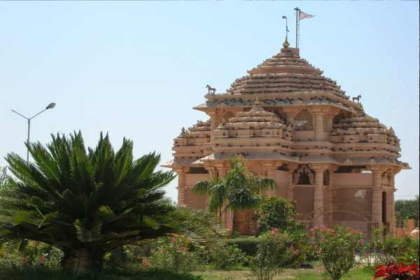 the only Hindu temple where worship of a Muslim woman .
