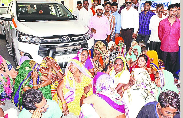 Demonstration in front of minister's car