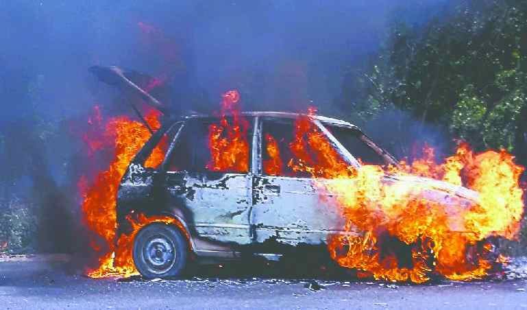 Fire in the car, two survivors of burning alive