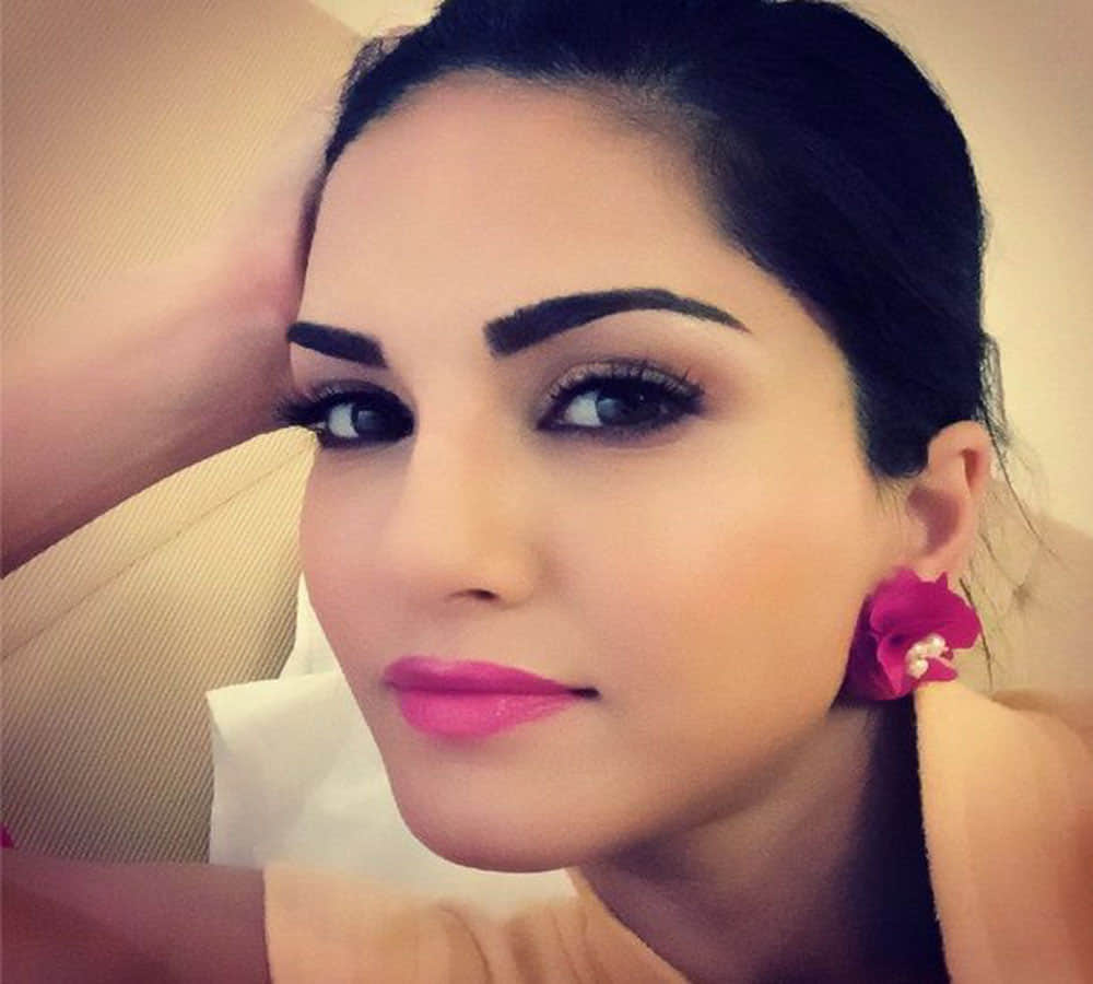 When Sunny Leone's Father Caught Her Red Handed When She Was Romancing With Her Boyfriend