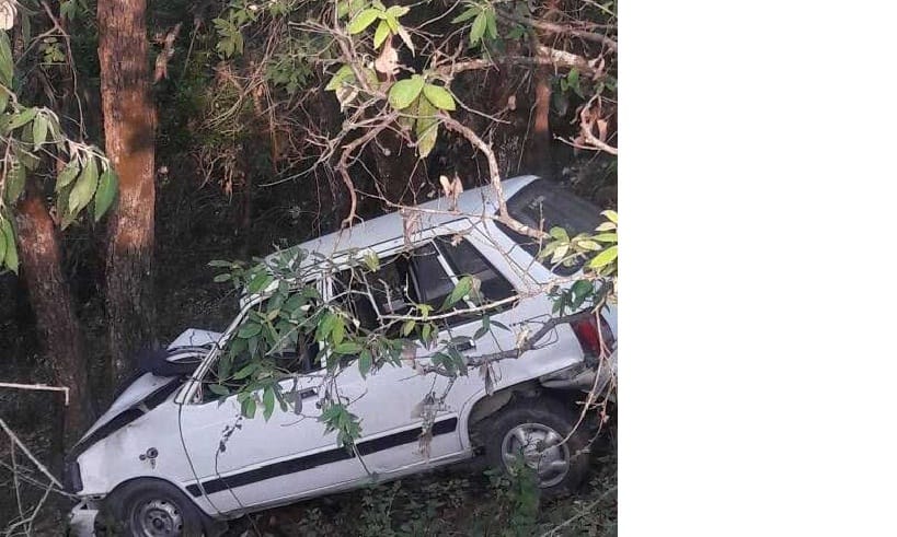 Car collapses, three injured, including Lonavis Supervisor