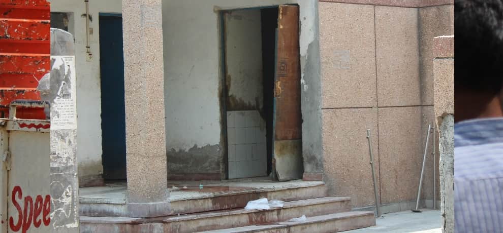 pathetic condition of postmortem house in noida, dead bodies are ill treated