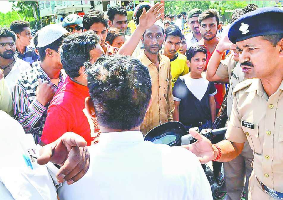 PHOTOS OF PROTEST AGAINST WOMEN DEATH IN BUS ACCIDENT