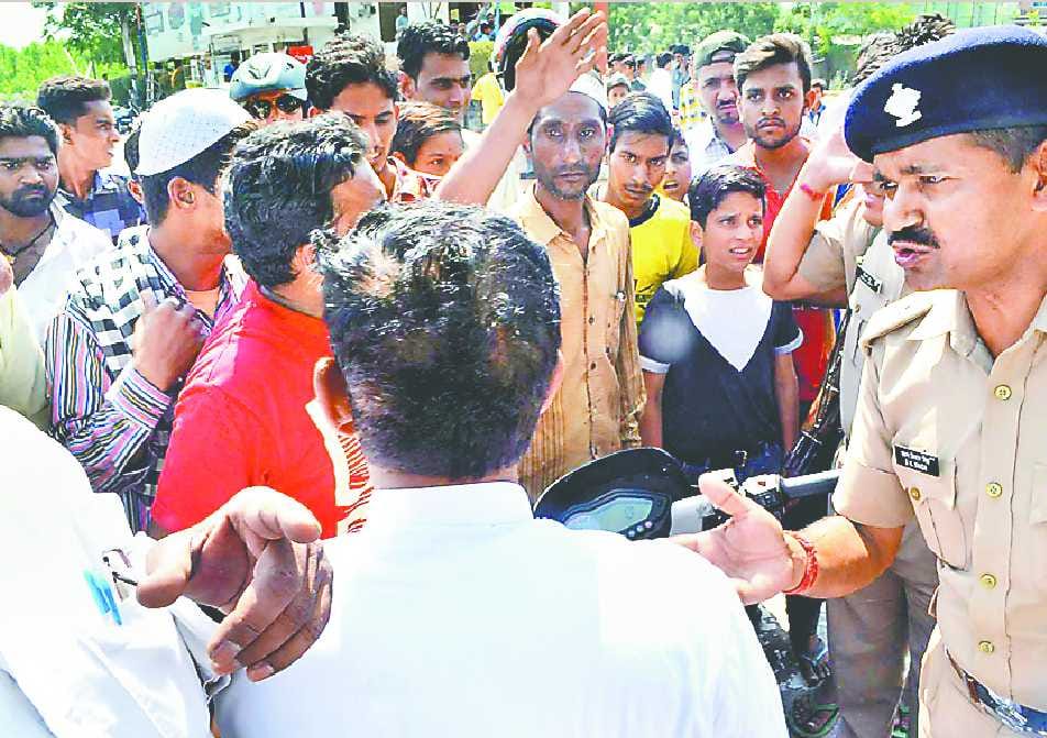 PHOTOS OF PROTEST AGAINST WOMEN DEATH IN BUS ACCIDENT