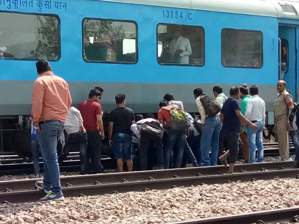 sparking in tyres of train on agra delhi railway track