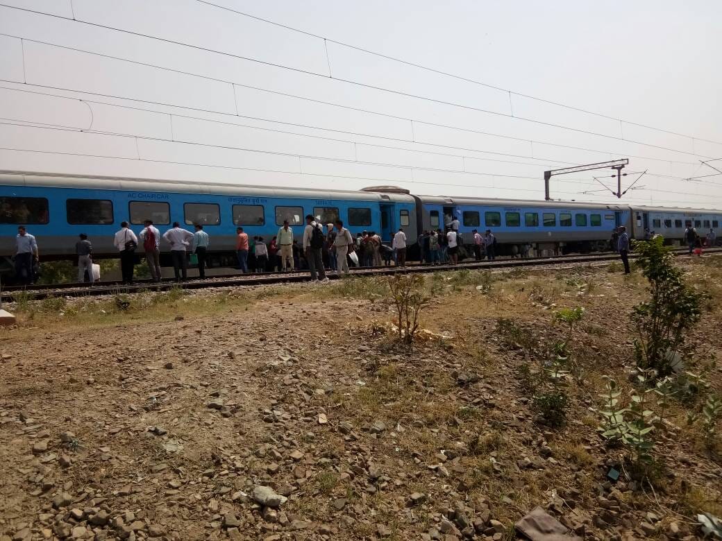 sparking in tyres of train on agra delhi railway track