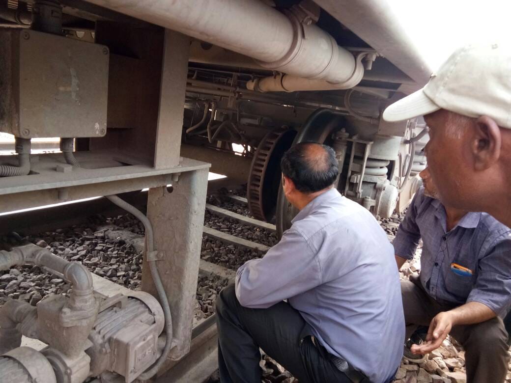 sparking in tyres of train on agra delhi railway track