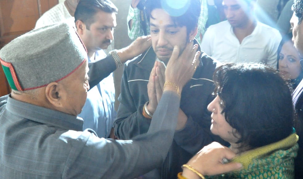 CM Virbhadra Singh Meets Ex Minister Karan Singh Family at Kullu.