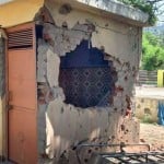 मोर्टार से क्षतिग्रस्त सरकारी स्कूल की दीवार