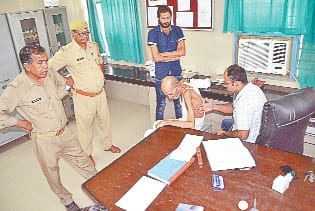 jail mein 28 bandi beemar, jila asptal pahunche