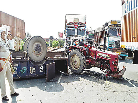Trolley counterclaimed by container-truck collision,three youths die