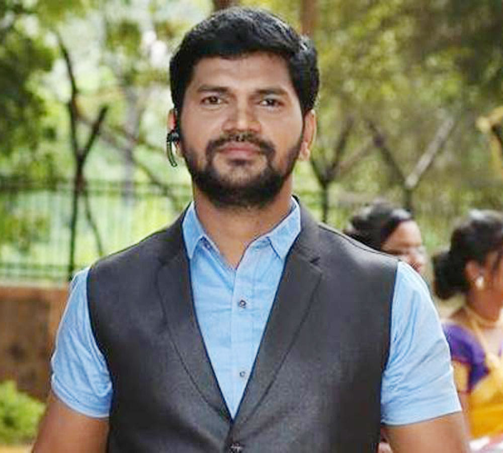 famous marathi film director atul tapkir commit sucide and leave sucide note