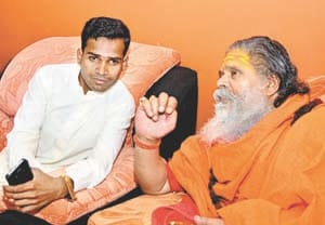 Hashim's grandson, Azhlak, met Mahant Narendra Giri