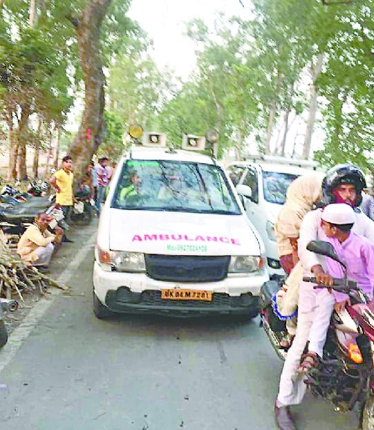 Ambulances trapped in the hot market of Bherhani 