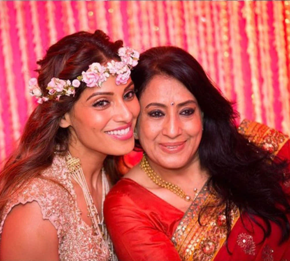 Mother's Day Special: Priyanka Chopra, Alia Bhatt & Other Bollywood Actresses Wishes Their Mothers