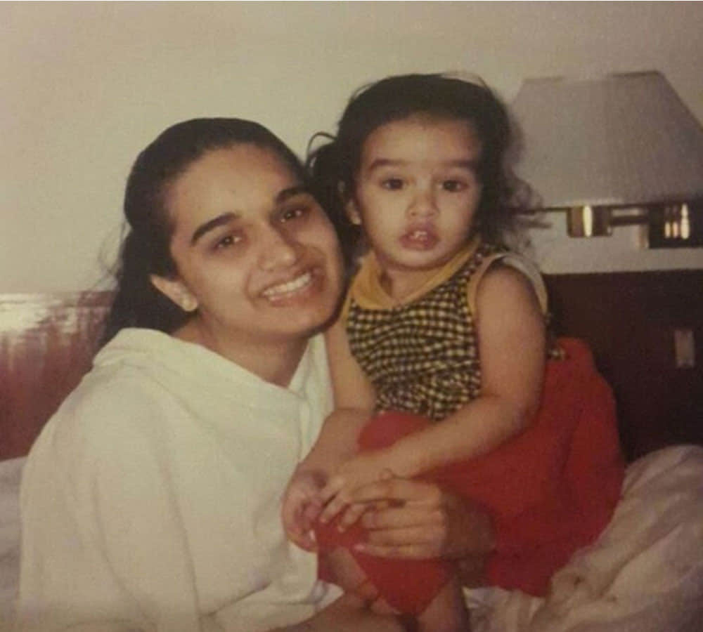 Mother's Day Special: Priyanka Chopra, Alia Bhatt & Other Bollywood Actresses Wishes Their Mothers