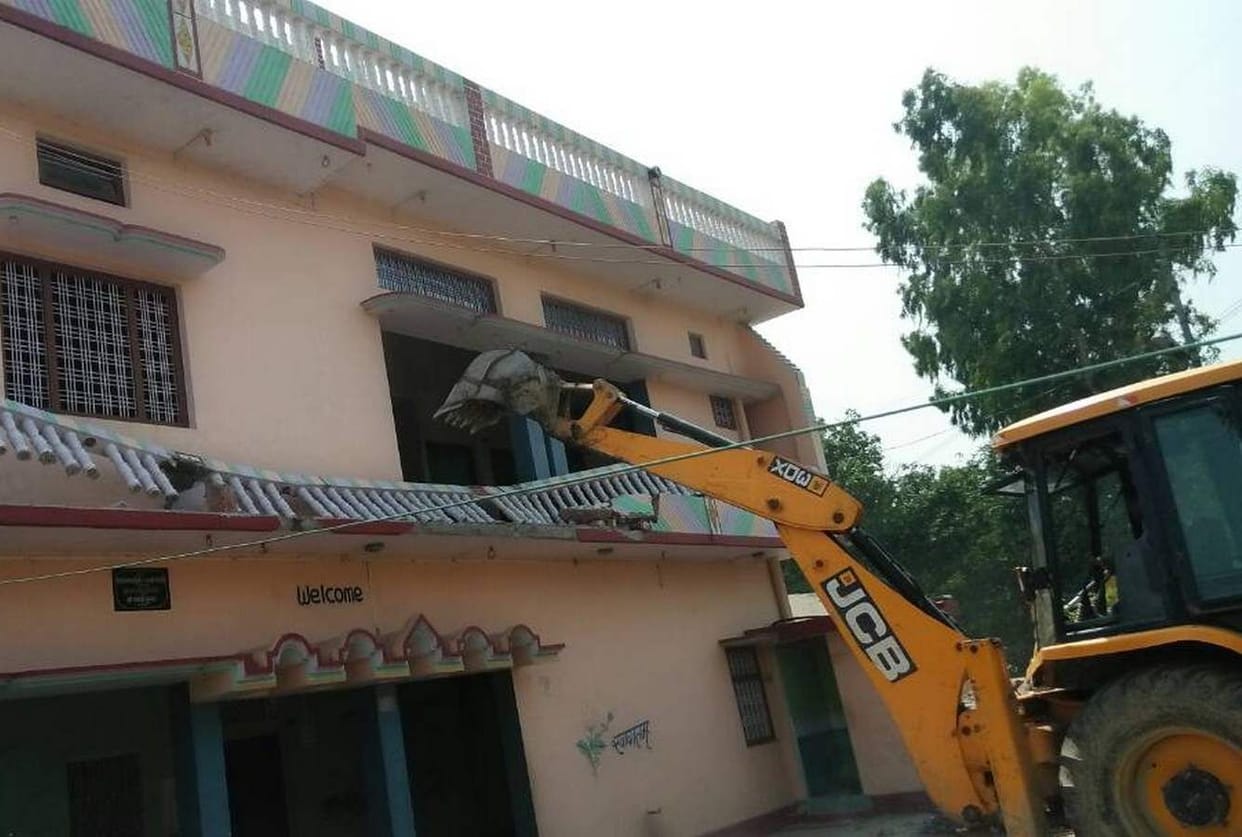 Bulldozers run on illegal buildings
