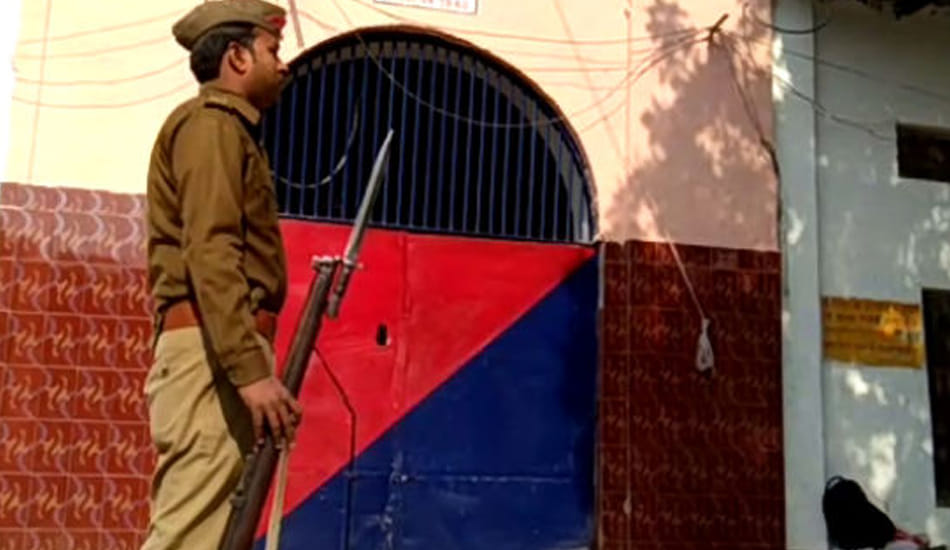 prisoner inmates in jail four policeman susupend 