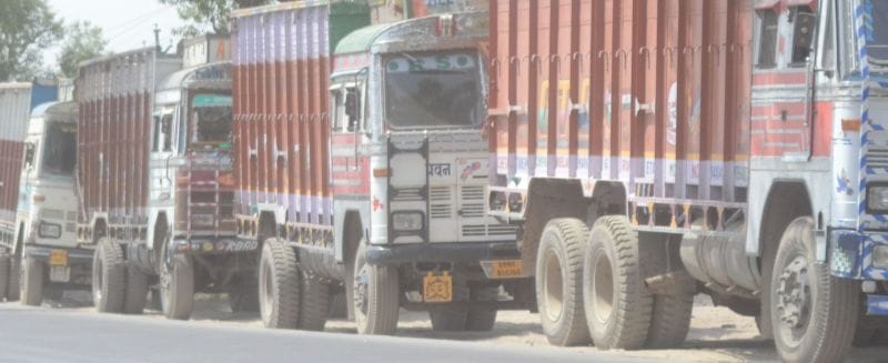 godaam mein trak phansa, chaar ghante kaam thap raha