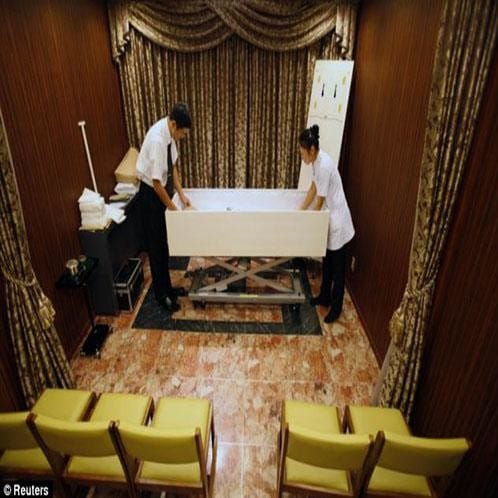 Japan lastel corpse hotel 