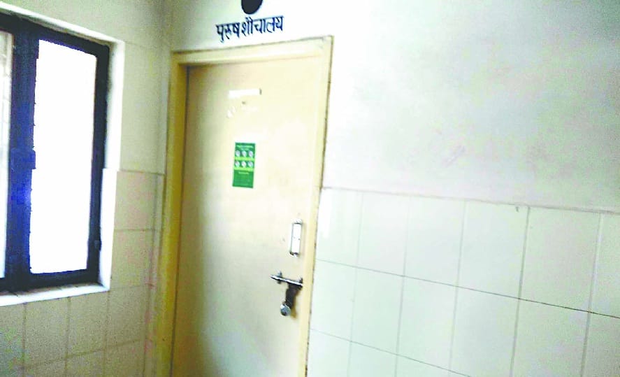 Lock locks on the toilets of District Hospital