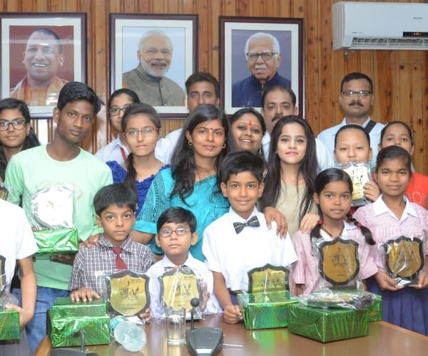students win prize on mothers day 2017.