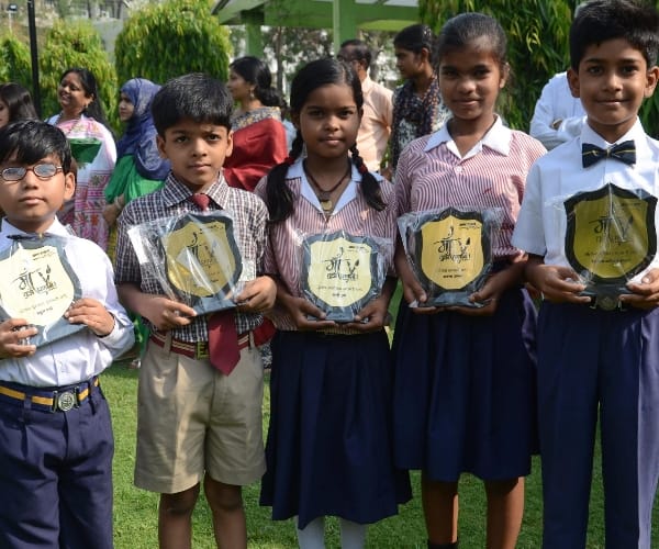 students win prize on mothers day 2017.
