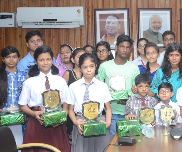 students win prize on mothers day 2017.