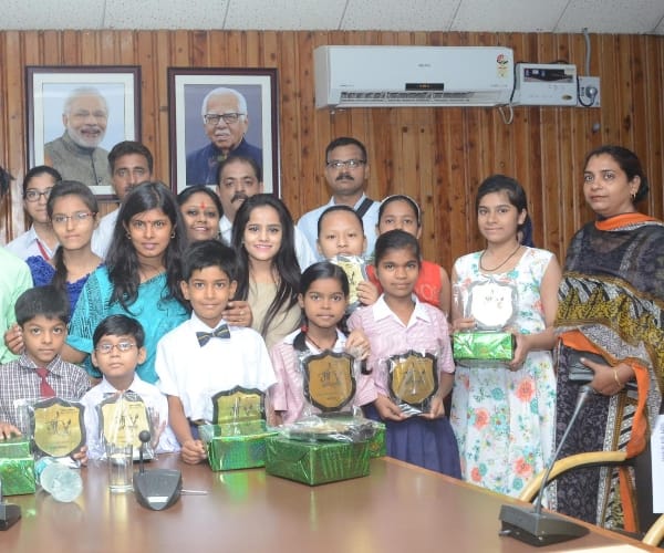 students win prize on mothers day 2017.