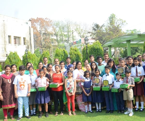 students win prize on mothers day 2017.