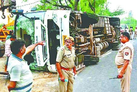 National highway collides with a tree overturned AC bus