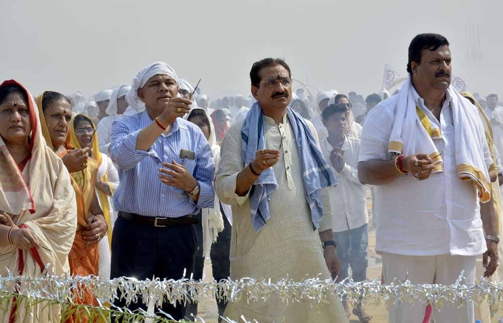 pm modi brother pankaj modi varanasi for worship in mahayagya
