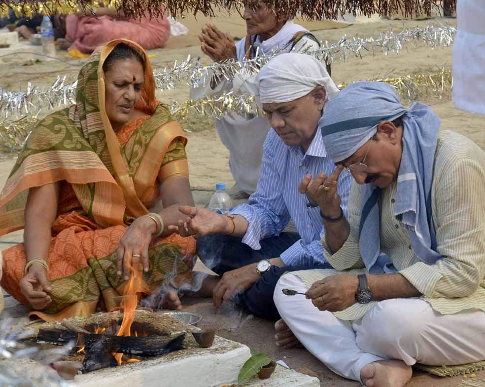 pm modi brother pankaj modi varanasi for worship in mahayagya