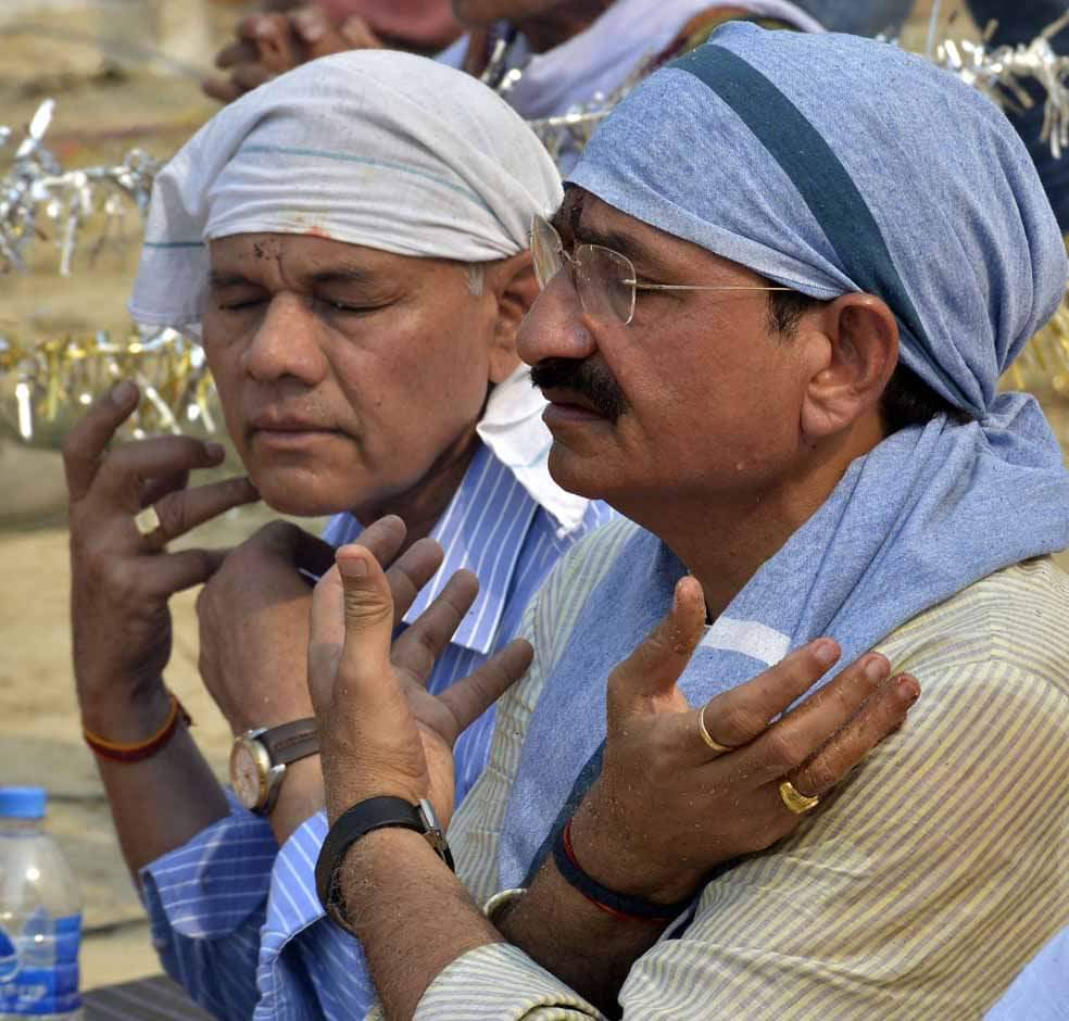 pm modi brother pankaj modi varanasi for worship in mahayagya