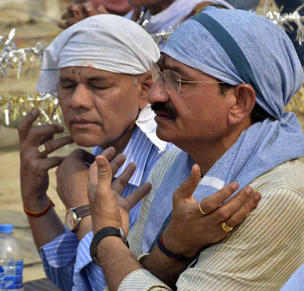pm modi brother pankaj modi varanasi for worship in mahayagya