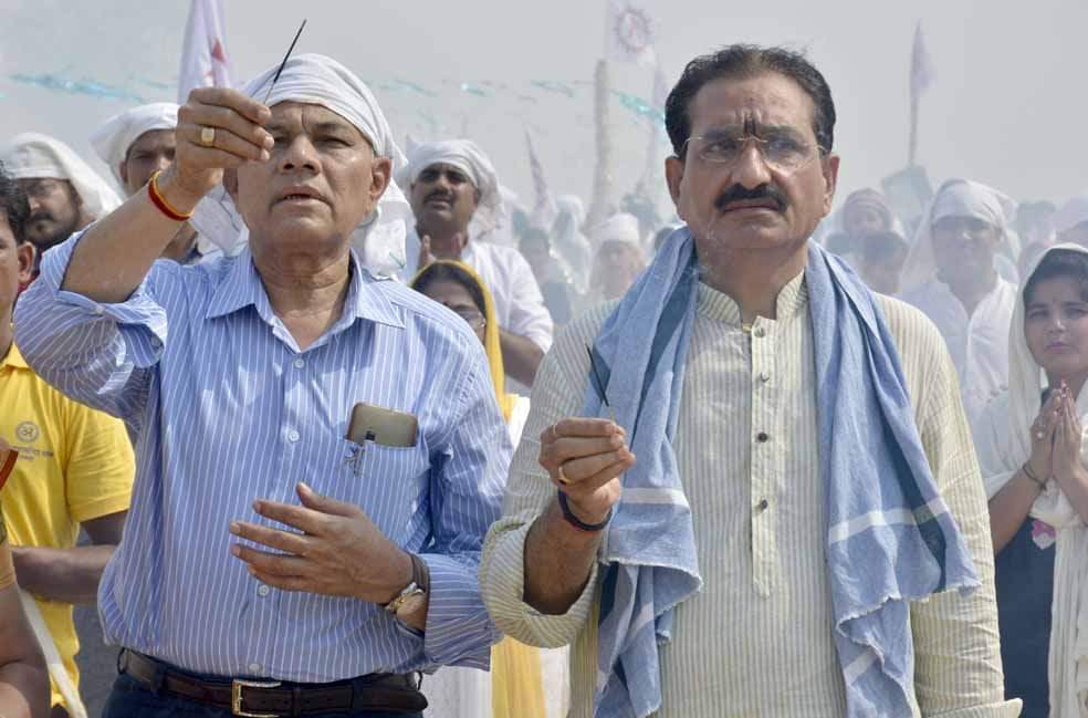 pm modi brother pankaj modi varanasi for worship in mahayagya