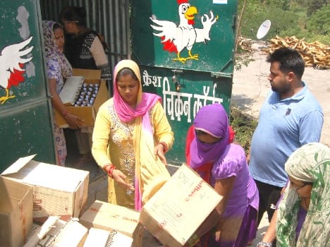 women proteast agains wine shop bilaspur.