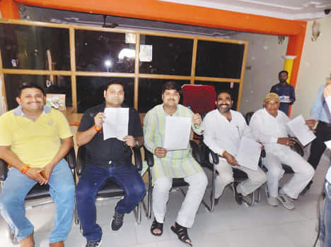  समाजवादी पार्टी की प्राथमिक सदस्यता से दिए गए इस्तीफे की प्रति दिखाते ब्लाक प्रमुख सौरभ भूषण शर्मा